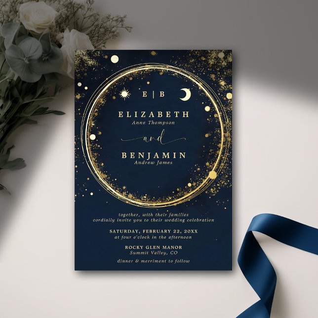 Invitación Con Relieve Metalizado Monogramas Celestiales de Oro Medianoche Elegante  (celestial wedding invitation modern classic elegant midnight blue gold dust monograms gold foil)
