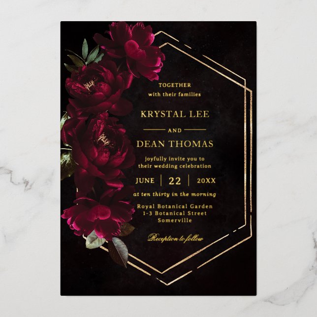 Invitación Con Relieve Metalizado Moody Burgundy Floral Peonies Wedding (Anverso)