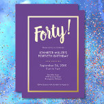 Invitación Con Relieve Metalizado Morado moderno y Relieve metalizado dorado 40 cump<br><div class="desc">Celebra con estilo nuestra moderna y elegante invitación. Un impresionante fondo de color púrpura real se acentúa con un deslumbrante Relieve metalizado de oro "Cuarenta!" y un lujoso marco de Relieve metalizado dorado que rodea los detalles de tus fiestas de moda. Sencillo, sofisticado y perfecto para el cumpleaños de un...</div>