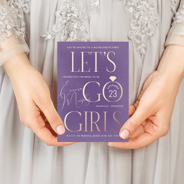 Invitación Con Relieve Metalizado Morado vamos Chicas Bachelorette Party (Purple and rose gold foil Let's Go Girls country western bachelorette party invitation)