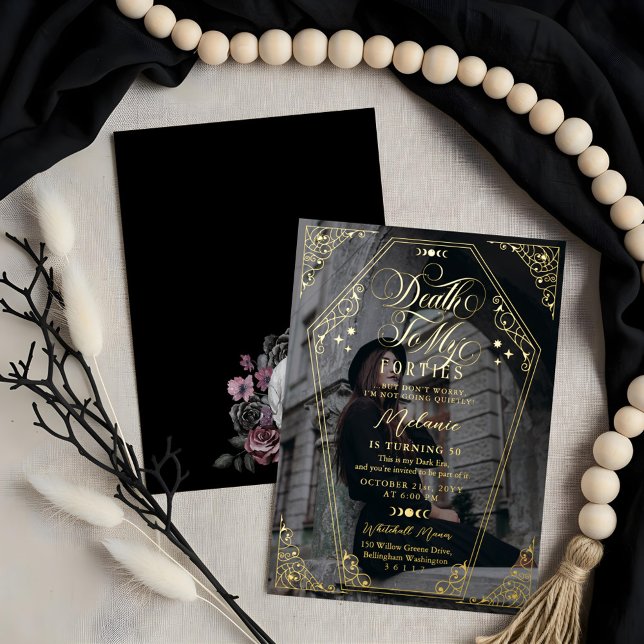 Invitación Con Relieve Metalizado Muerte a mis cuarenta góticos cumpleaños del ataúd (Death to My Forties Gothic Coffin Birthday Party Foil Invitation)