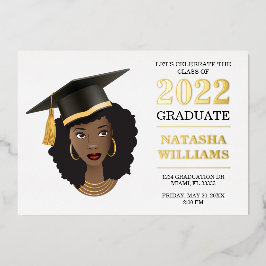 Invitación Con Relieve Metalizado Mujer Negra con Gorro de Graduación, Clase de 20XX