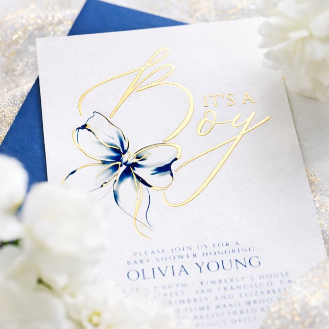 Invitación Con Relieve Metalizado Navy Blue Bow Elegant Modern Boy Baby Shower (Navy Blue and Gold Foil Bow Boy Baby Shower Invitation)