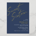 Invitación Con Relieve Metalizado Navy Blue & Gold Sweet Dieciséis cumpleaños 16 de<br><div class="desc">Invitaciones modernas y geniales de 16º cumpleaños con el título "Sweet Sixteen" texto en Relieve metalizado dorado sobre un contraste de fondo azul oscuro. En el reverso aparece un patrón de la palabra "dieciséis" en el guión de coordinación. El patrón de lado inverso, así como el color de fondo, se...</div>
