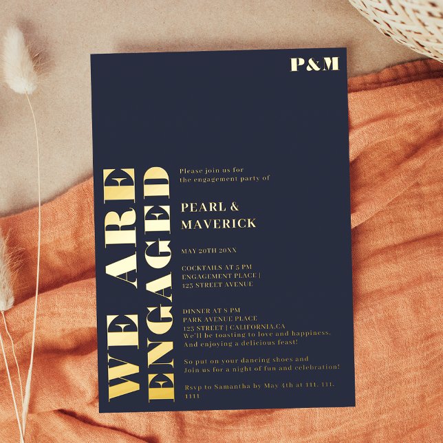 Invitación Con Relieve Metalizado Negrita polvorienta fiesta de compromiso boda azul (Bold dusty navy blue wedding engagement party foil invitation)