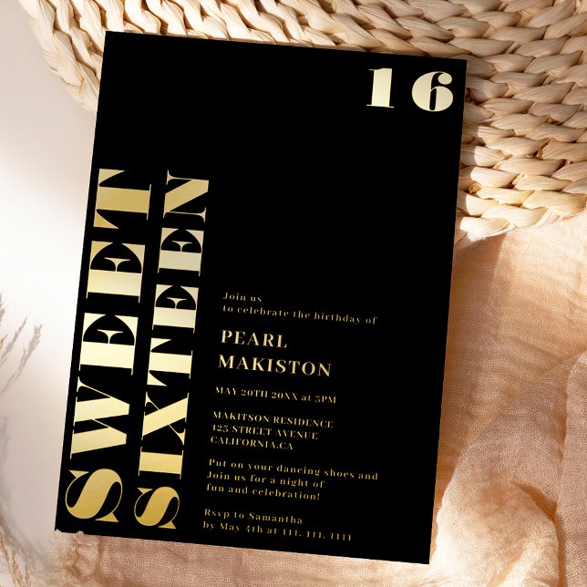 Invitación Con Relieve Metalizado Negrita simple oro negro dulce 16 cumpleaños (Bold simple gold black sweet 16 birthday foil invitation)