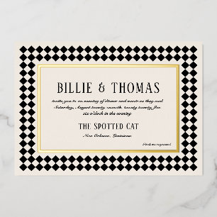 Invitación Con Relieve Metalizado Negro y Dorado sobre Borde de Tablero de Damas de 