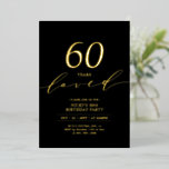Invitación Con Relieve Metalizado Negro y Relieve metalizado dorado | 60 Años Amados<br><div class="desc">Celebra tu día especial con esta moderna invitación de fiesta de cumpleaños. Este diseño presenta un elegante guión de Relieve metalizado dorado "60 años amados" con un diseño limpio sobre un fondo negro. Puede personalizar el texto a cualquier edad o evento. Hay más diseños y suministros de fiesta disponibles en...</div>