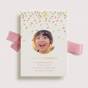 Invitación Con Relieve Metalizado Niños aspersores Fiesta de cumpleaños Oro
