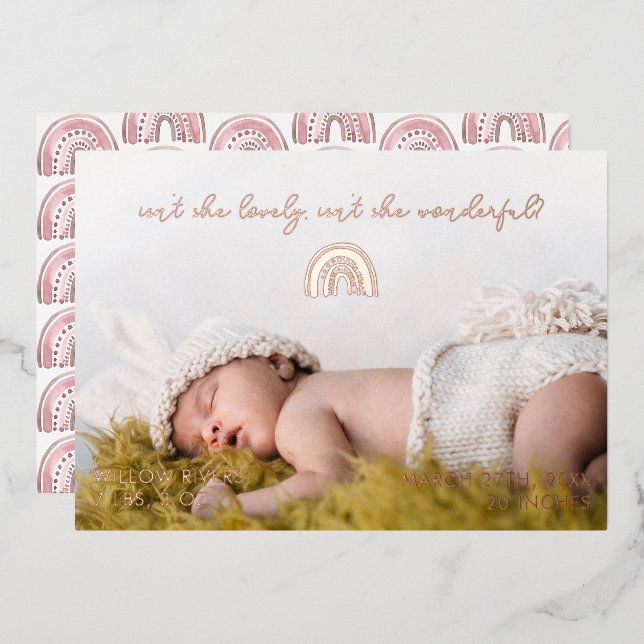 Invitación Con Relieve Metalizado ¿No es ella la adorable bebé arco iris anunciando (Anverso/Reverso)