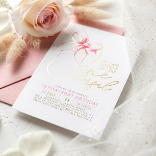 Invitación Con Relieve Metalizado No es Ella Maravillosa Lazo Rosa Elegante Cumpleañ