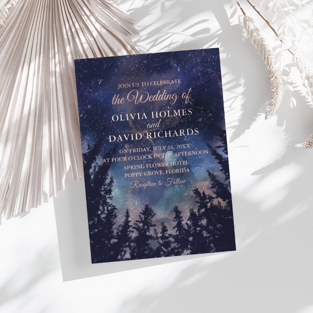 Invitación Con Relieve Metalizado Noche Estrellada Azul Oscuro Rosa Dorado Boda (Dark Blue Starry Night Forest Wedding Rose Gold Foil Invitation on a sunny wedding table.)
