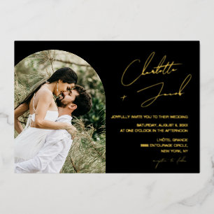 Invitación Con Relieve Metalizado Nombres de texto con letra dorada sobre foto de bo