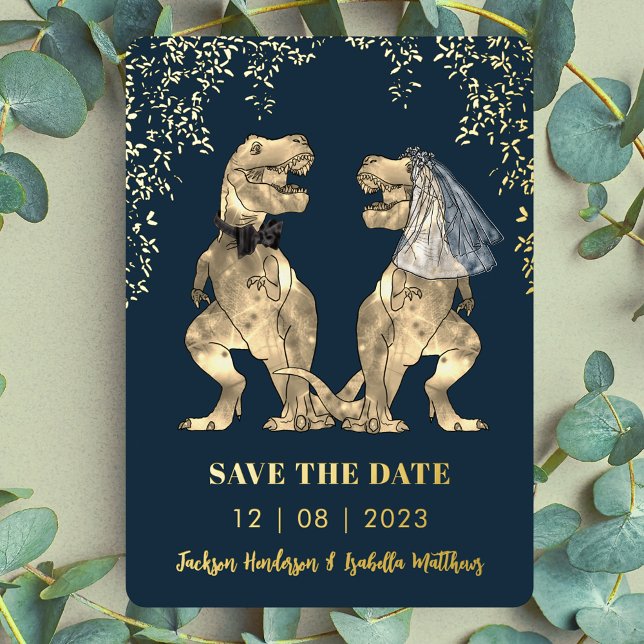 Invitación Con Relieve Metalizado Novia de dinosaurio y boda de Groom Salven la fech (T-Rex bride and groom Dinosaur wedding Save the date gold foil invitation eucalyptus leaves greenery)