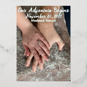 Invitación Con Relieve Metalizado "Nuestra aventura comienza" línea de árboles Save