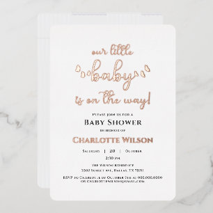 Invitación Con Relieve Metalizado Nuestra Pequeña Bebé Está En Camino Baby Shower