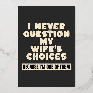 Invitación Con Relieve Metalizado Nunca Cuestiono Las Decisiones De Mi Esposa Porque