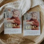 Invitación Con Relieve Metalizado One Heart Photo First Birthday Gold<br><div class="desc">Una simple invitación de cumpleaños con tu propia foto y las palabras 'uno' encima de la parte superior en Relieve metalizado de oro real,  junto con un corazón. Puede editar todo el texto más el color del texto y el corazón.</div>