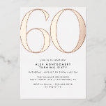 Invitación Con Relieve Metalizado Oro blanco y Rosa | Simple Glam 60 cumpleaños<br><div class="desc">Invitaciones de 60 años de estilo moderno con un gran título "60" en Relieve metalizado metálico real. Los detalles de tu evento se escriben a continuación en una letra negra mate. Acentos de oro Rosa sobre un fondo blanco.</div>