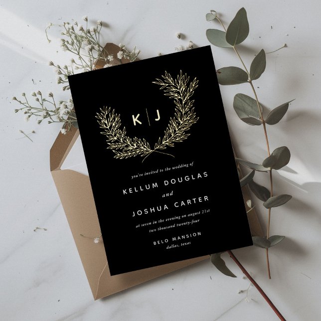 Invitación Con Relieve Metalizado Oro Boda de Monograma Distinguido Negro (Black distinguished monogram laurels gold foiled wedding invitations.)