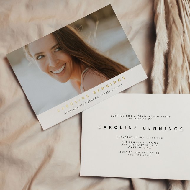 Invitación Con Relieve Metalizado Oro moderno de graduación de foto mínima (Modern Minimal Photo Graduation Gold Foil Announcement and Party Invitation)