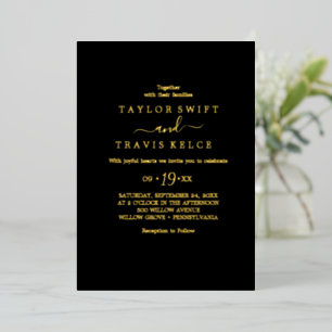 Invitación Con Relieve Metalizado Oro Moderno en Script   Boda Casual Negra
