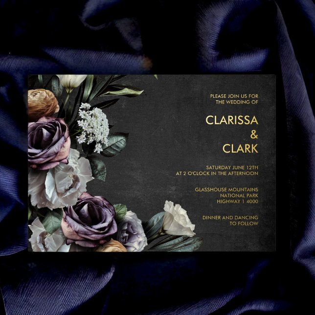 Invitación Con Relieve Metalizado Oscuro Moody Boda floral negro y morado (Subido por el creador)