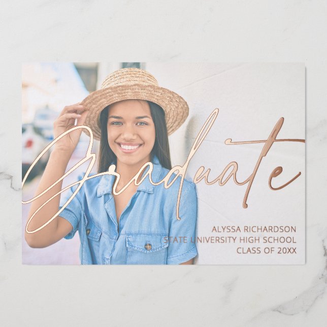 Invitación Con Relieve Metalizado Partido de Graduación de Fotografía H de Script de (Anverso)