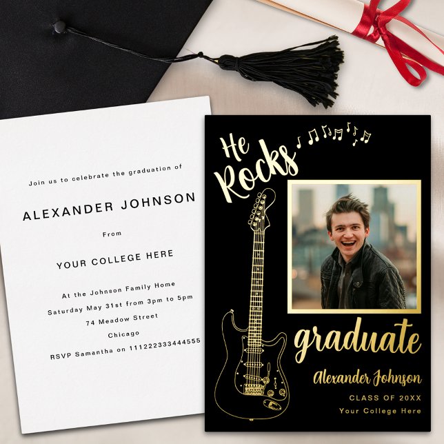 Invitación Con Relieve Metalizado Partido de Graduación de la Música Fotográfica Mod (Modern graduate photo cool minimalist electric guitar gold foil script black Graduation party invite)