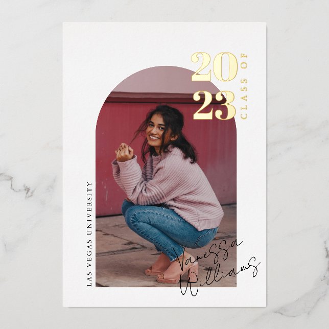 Invitación Con Relieve Metalizado Partido Moderno de Graduación de Foto Arco Minimal (Anverso)