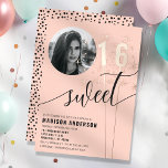 Invitación Con Relieve Metalizado Peach Sparkler Sweet 16 Birthday Photo<br><div class="desc">Celebre un fabuloso Sweet 16 con esta encantadora invitación color melocotón, con acentos brillantes y una opción de foto de personalizable. Ideal para un cumpleaños histórico, esta invitación incluye detalles de Relieve metalizado que le dan un toque de elegancia. Personalízalo con el nombre del chica de cumpleaños, detalles del evento...</div>