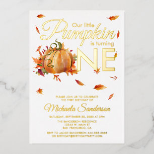 Invitación Con Relieve Metalizado Pequeña Calabaza que se vuelve un cumpleaños otoño