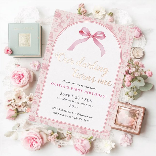 Invitación Con Relieve Metalizado Pink Toile Coquette Bow Primer Chica de cumpleaños (Subido por el creador)