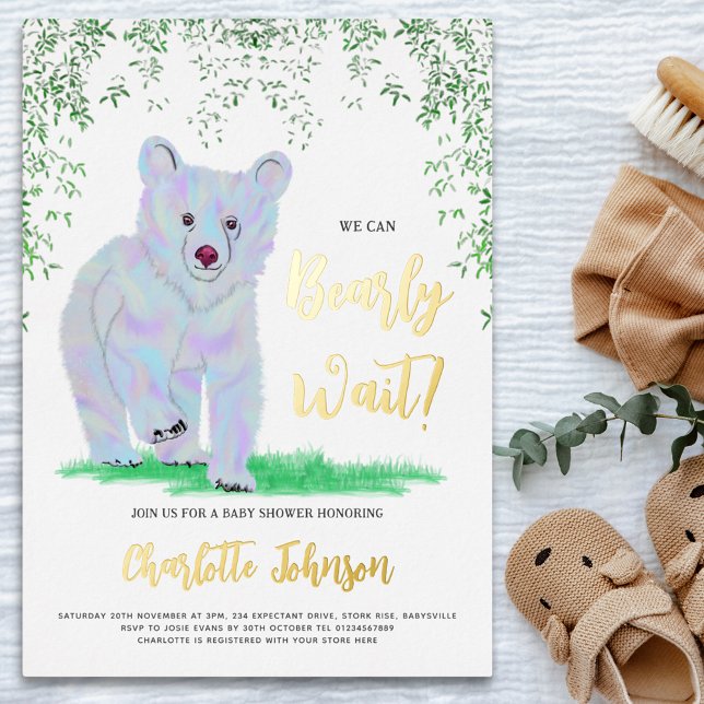Invitación Con Relieve Metalizado Podemos Esperar El Oro Floral De Oso Azul (We can bearly wait cute bluewatercolor bear cub gold foil baby shower invitation)