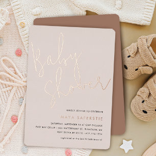 Invitación Con Relieve Metalizado Polvo Rosa Beige Minimalista Letra Baby Shower