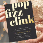 Invitación Con Relieve Metalizado Pop moderno | Fiesta de Nochevieja<br><div class="desc">Las invitaciones modernas y minimalistas a la fiesta de Nochevieja presentan un estilo moda en blanco y negro con "pop fizz clink" en letras retro de Relieve metalizado dorado de tamaño excesivo. Personalice los detalles de la celebración de Nochevieja a continuación. Las invitaciones se revertirán a un patrón de estrellas...</div>