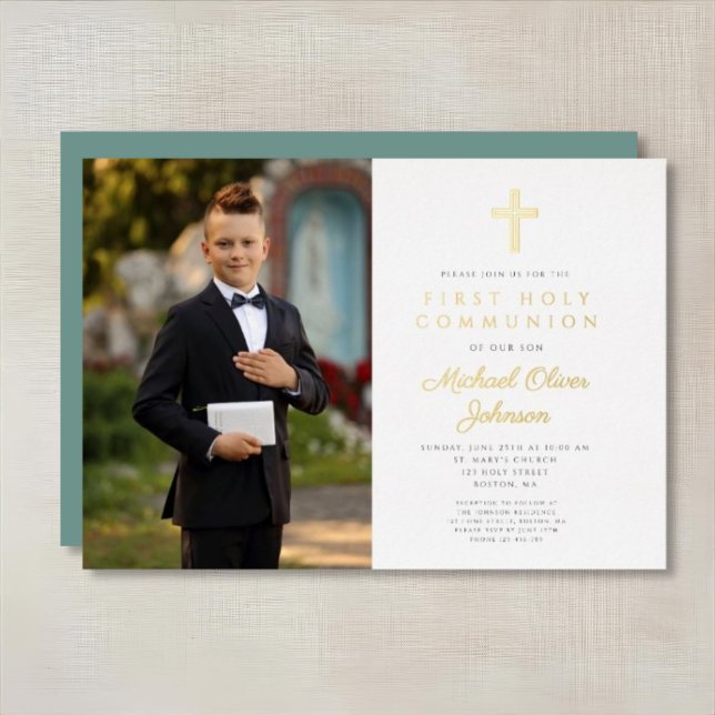 Invitación Con Relieve Metalizado Primera comunicación de foto de niño con guión ver (Gold Green Script Boy Photo First Communion Foil Invitation)