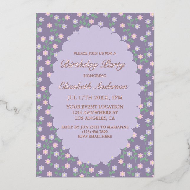 Invitación Con Relieve Metalizado Purple Floral Birthday (Anverso)