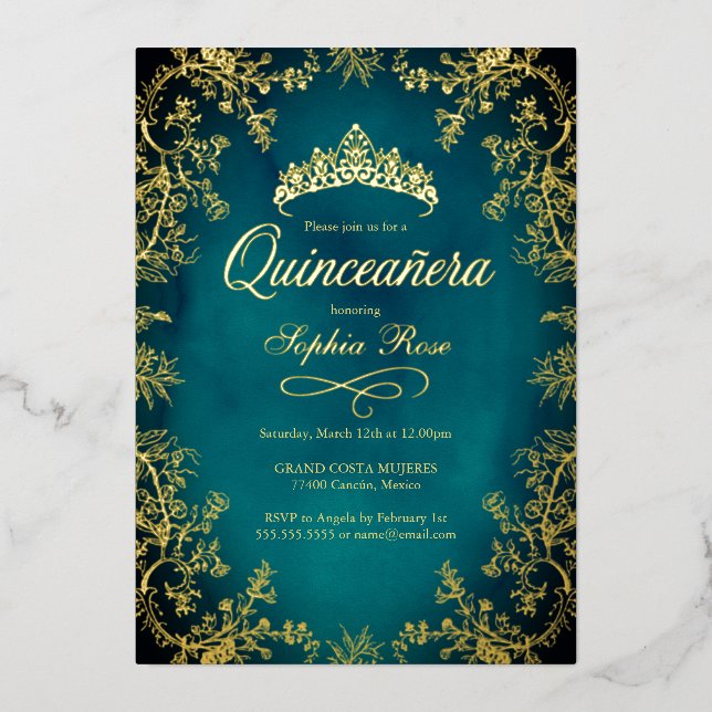 Invitación Con Relieve Metalizado Quinceanera floral de la corona de oro verde azula (Anverso)