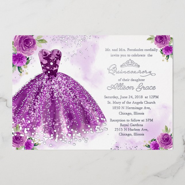 Invitación Con Relieve Metalizado Quinceanera floral de plata morada (Anverso)