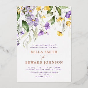 Invitación Con Relieve Metalizado Real Gold y Purple Floral Monograma Boda