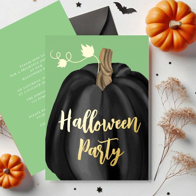Invitación Con Relieve Metalizado Relieve metalizado de la Fiesta de la Calabaza de  (Green Gold Script Pumpkin Halloween Party Foil Foil Invitation)