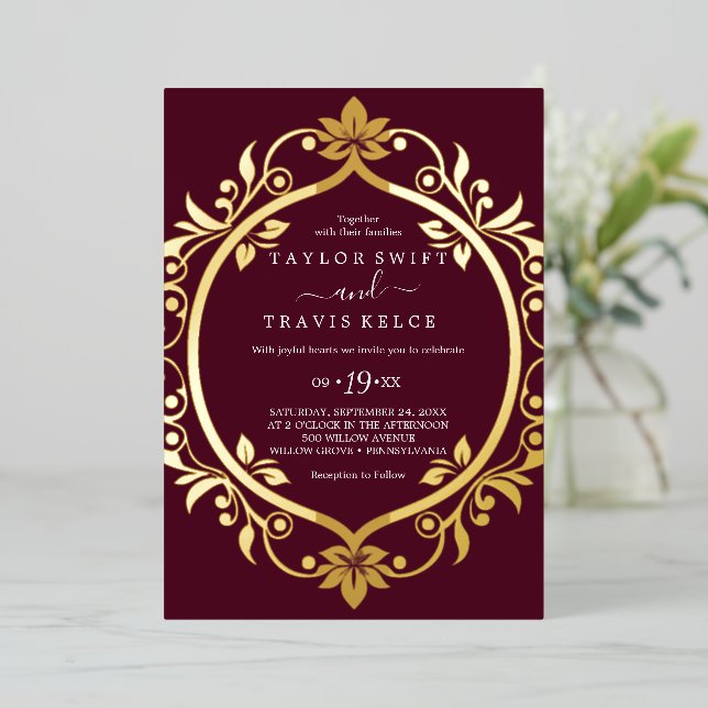 Invitación Con Relieve Metalizado Relieve metalizado dorado Borgoña | Boda Casual (Anverso de pie)