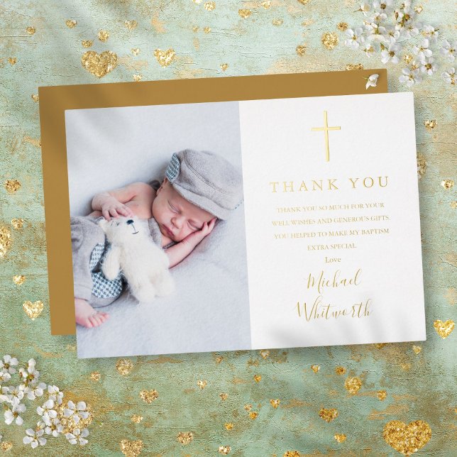 Invitación Con Relieve Metalizado Relieve metalizado dorado Script Baptism Foto Grac (Gold Foil Script Baptism Photo Thank You Card)