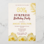 Invitación Con Relieve Metalizado Rosa Amarilla 60.ª Sorpresa Día del Oro<br><div class="desc">Invitación al Relieve metalizado dorado de la fiesta de cumpleaños sorpresa de la Rosa Amarilla 60 por ella. Invitación de cumpleaños con hermosas rosas amarillas y hojas tropicales de Relieve metalizado dorado. La edad y el nombre también son Relieves metalizados dorados. Perfecto para una mujer que celebra su sexagésimo cumpleaños....</div>
