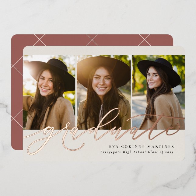Invitación Con Relieve Metalizado Rosa de escritura moderna 3 graduación fotográfica (Anverso/Reverso)