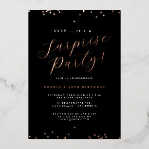 Invitación Con Relieve Metalizado Rosa Gold Black Script Confetti Surprise Fiesta