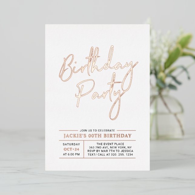 Invitación Con Relieve Metalizado Rosa Gold Modern Brush Script Adulto Birthday Part (Anverso de pie)
