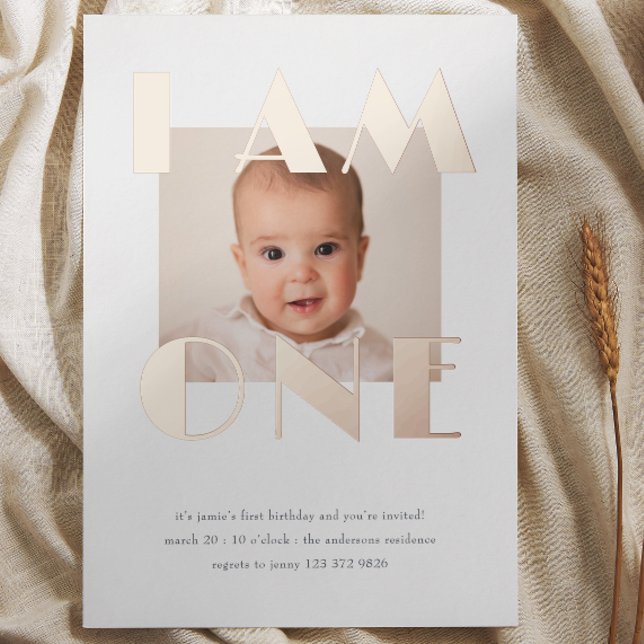Invitación Con Relieve Metalizado Rosa Oro Un Primer Día Foto (Rose Gold ONE First Birthday Photo Foil Invitation)