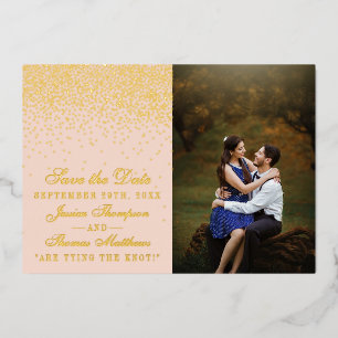 Invitación Con Relieve Metalizado Rubor Rosa y Confeti Glam Foto Salva la Fecha